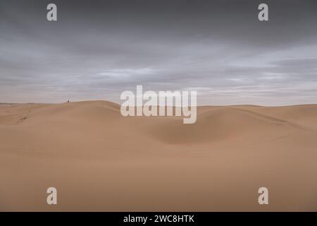 Dramatischer Himmel über den endlosen Sanddünen der Wüste Gobi in der Inneren Mongolei, China. Hintergrund mit Kopierraum für Text Stockfoto