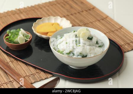 Reisbrei mit sieben Kräutern. In Japan essen die Menschen das Nanakusa Gayu am Morgen des 7. Januar Stockfoto