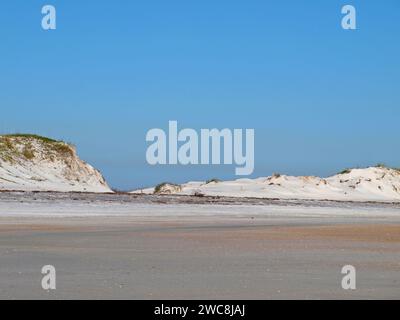 Große Sanddünen am Strand. Geschütztes Ökosystem. Stockfoto