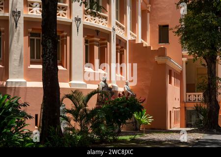 Salvador, Bahia, Brasilien - 07. März 2015: Blick auf die Fassade des alten Medizinstudiums in der Stadt Salvador, Bahia. Stockfoto