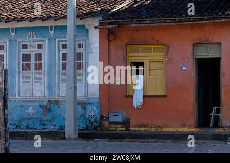 Aratuipe, Bahia, Brasilien - 30. Mai 2015: Fassade eines alten Hauses in Maragogipinho, Bezirk der Stadt Aratuipe in Bahia. Stockfoto