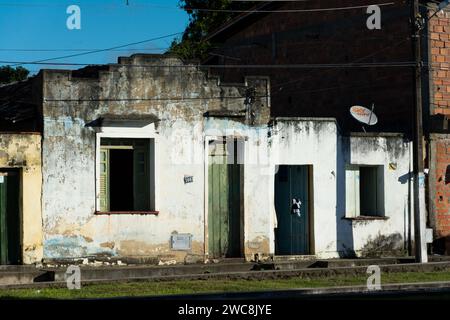 Aratuipe, Bahia, Brasilien - 30. Mai 2015: Fassade eines alten Hauses in Maragogipinho, Bezirk der Stadt Aratuipe in Bahia. Stockfoto