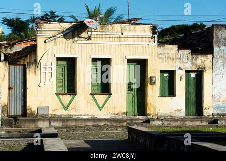 Aratuipe, Bahia, Brasilien - 30. Mai 2015: Fassade eines alten Hauses in Maragogipinho, Bezirk der Stadt Aratuipe in Bahia. Stockfoto