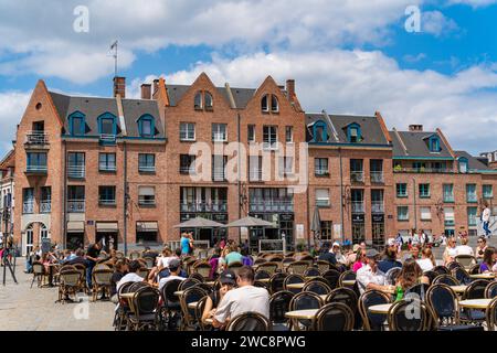 Die Leute genießen Drinks auf dem Platz vor der Kathedrale von Lille in Lille, Frankreich Stockfoto