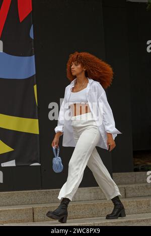 Ein Model spaziert auf der Bertrand La Ligne Modeschau in Montreal, Quebec, Kanada Stockfoto