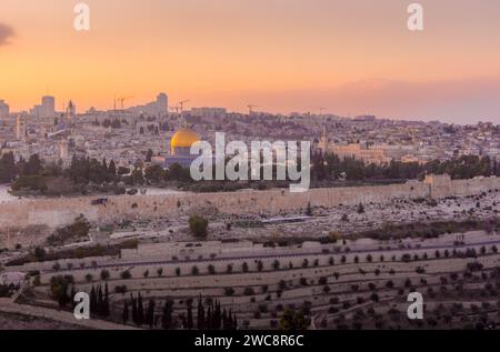 Der Panoramablick über den muslimischen Felsendom und die Al-Aqsa Moschee, die muslimischen Schreine, auf dem Tempelberg in der Altstadt von Jerusalem Stockfoto