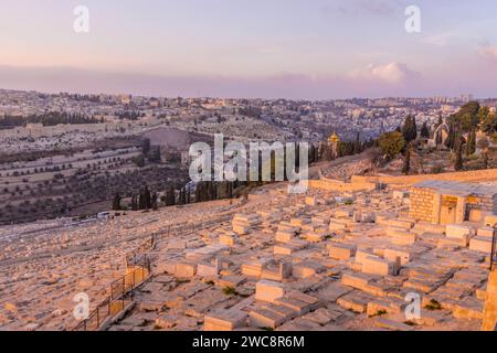Der Blick auf den jüdischen Friedhof, die Kirche Maria Magdalena und die Altstadt von Jerusalem vom Ölberg, während des Abends in Israel. Stockfoto