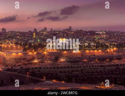 Das nächtliche Foto von Jerusalem, mit dem Dom des Felsens Tempel, alten Stadtmauern, Al-Aqsa Moschee und Panoramablick auf die Stadt in Israel. Stockfoto