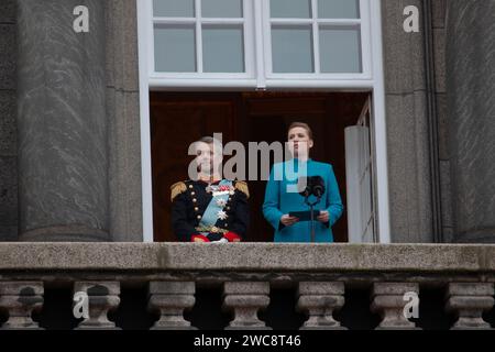 Kopenhagen, Dänemark. Januar 2024. Die dänische Premierministerin Mette Frederiksen (R) verkündet die Thronbesteigung von Königin Margrethe auf König Frederik X. vom Balkon auf dem Christiansborg Palace Square in Kopenhagen, Dänemark, 14. Januar 2024. Der dänische Kronprinz Frederik wurde am Sonntag von der Ministerpräsidentin des Landes Mette Frederiksen zum König erklärt. Quelle: Lin Jing/Xinhua/Alamy Live News Stockfoto