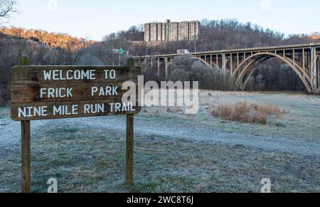 Ein Willkommensschild in Frick Park mit zwei Hirschen auf einem Feld dahinter in Pittsburgh, Pennsylvania, USA Stockfoto