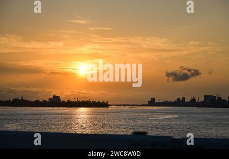 Abidjan. Januar 2024. Dieses Foto, aufgenommen am 10. Januar 2024, zeigt die Sonnenuntergangslandschaft in Abidjan, Cote d'Ivoire. Abidjan ist die größte Stadt und wirtschaftliche Hauptstadt der Elfenbeinküste. Quelle: Han Xu/Xinhua/Alamy Live News Stockfoto