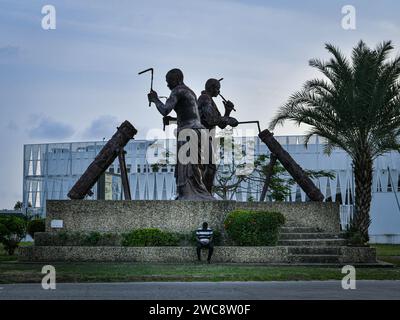 Abidjan. Januar 2024. Dieses Foto vom 14. Januar 2024 zeigt eine Straßenansicht von Abidjan, Cote d'Ivoire. Abidjan ist die größte Stadt und wirtschaftliche Hauptstadt der Elfenbeinküste. Quelle: Han Xu/Xinhua/Alamy Live News Stockfoto