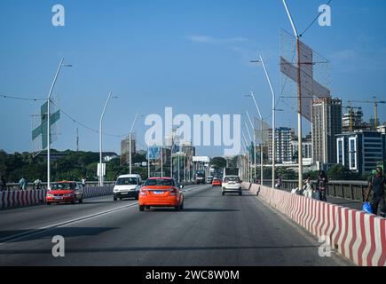 Abidjan, Elfenbeinküste. Januar 2024. Fahrzeuge fahren auf der F¨¦lix Houphou?t-Boigny Bridge in Abidjan, Cote d'Ivoire, 10. Januar 2024. Abidjan ist die größte Stadt und wirtschaftliche Hauptstadt der Elfenbeinküste. Quelle: Han Xu/Xinhua/Alamy Live News Stockfoto