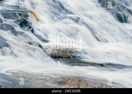 Wunderschöner Wasserfall im üppigen tropischen Wald, Chiang Mai, Thailand. Naturlandschaft. Lange Exposition von Wasser, das auf Felsen am Berghang fällt. Ein Wasser Stockfoto