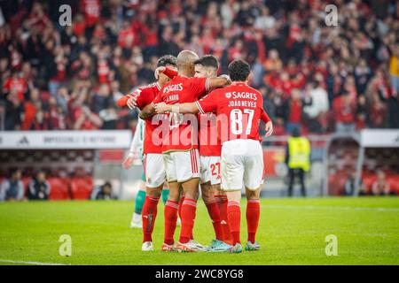 Lissabon, Portugal. Januar 2024. Joao Mario von SL Benfica (#20) feiert mit seinen Teamkollegen ein Tor beim Liga Portugal Betclic Spiel zwischen SL Benfica und Rio Ave FC in Estadio da Luz. (Endstand: SL Benfica 4 - 1 Rio Ave FC) Credit: SOPA Images Limited/Alamy Live News Stockfoto