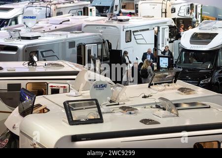 Stuttgart, Deutschland. Januar 2024. Wohnmobile stehen in einer Halle auf der Messe Caravan Motor Touristik (CMT). Die weltweit größte öffentliche Messe für Tourismus und Freizeit findet bis 21. Januar statt. Quelle: Marijan Murat/dpa/Alamy Live News Stockfoto