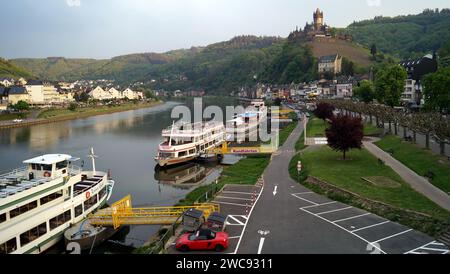 Mosel, mit einem Hügel auf dem kaiserlichen Schloss mit Blick auf die Stadt und die umliegende Landschaft, Blick von der Skagerrak-Brücke bei Sonnenuntergang, Cochem, Deutschland Stockfoto