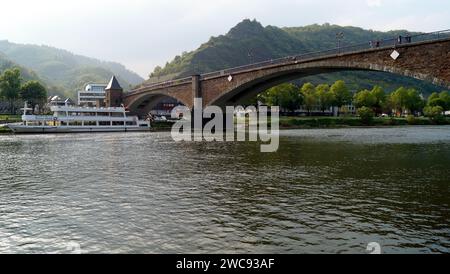 Skagerrak-Brücke, erbaut 1925 - 1926, über die Mosel, Blick bei Sonnenuntergang, Cochem, Deutschland Stockfoto