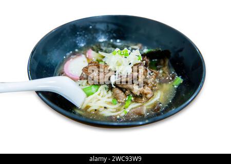 Ausgestanzte Ramen-Nudeln-Suppe weiß isoliert. Stockfoto