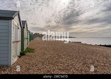 Strandhütten an der Solent Coast in der Nähe von Lee-on-the Solent, Hampshire, England, Großbritannien Stockfoto