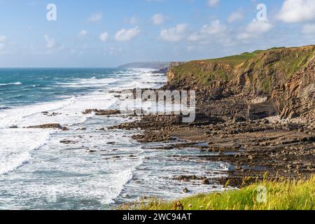 Die Küste von Cornwall in der Nähe von Widemouth Beach, England, Großbritannien Stockfoto