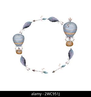 Runder Aquarellrahmen mit Boho-Luftballons und blauen Federn und indischen Pfeilen. Niedliche handgezeichnete Illustration im Cartoon-Stil und Pastellfarben für Stockfoto