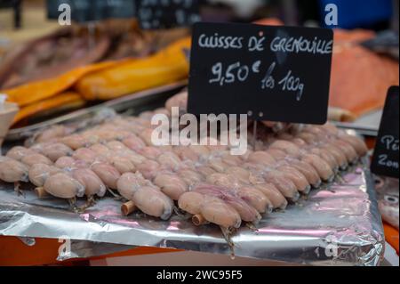 Fleischsortiment auf dem Wochenmarkt in Frankreich, englische Übersetzung: Froschschenkel, Preis von 100 gramm Stockfoto