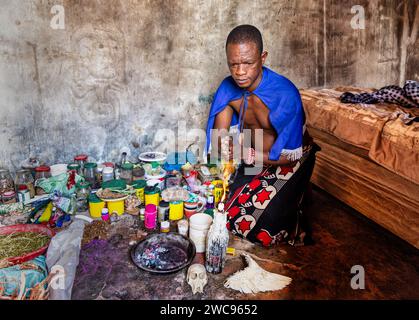 sangoma traditionelle Heiler Afrikas, Ahnenglauben und Kräuter, alte Spiritualität Stockfoto