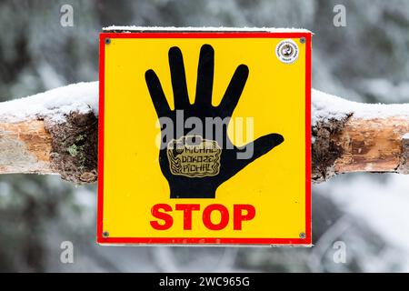 Strbske Pleso, Slowakei. April 2023. Ein Schild, das über das Risiko von Lawinen informiert und die Anweisung, dem markierten Weg an der Hohen Tatra zu folgen. Die hohe Tatra ist ein Gebirgszug entlang der Grenze zwischen der Nordslowakei in der Region Presov und Südpolen in der Woiwodschaft Kleinpolen. Der höchste Gipfel der Hohen Tatra ist der Gerlachowski-Stit (Gerlachov-Gipfel) mit 2655 Metern. (Foto: Karol Serewis/SOPA Images/SIPA USA) Credit: SIPA USA/Alamy Live News Stockfoto