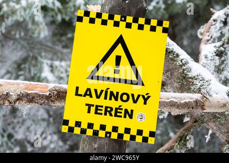 Strbske Pleso, Slowakei. April 2023. Ein Schild, das über das Risiko von Lawinen informiert und die Anweisung, dem markierten Weg an der Hohen Tatra zu folgen. Die hohe Tatra ist ein Gebirgszug entlang der Grenze zwischen der Nordslowakei in der Region Presov und Südpolen in der Woiwodschaft Kleinpolen. Der höchste Gipfel der Hohen Tatra ist der Gerlachowski-Stit (Gerlachov-Gipfel) mit 2655 Metern. (Foto: Karol Serewis/SOPA Images/SIPA USA) Credit: SIPA USA/Alamy Live News Stockfoto