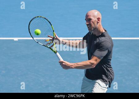 Melbourne, Australien. Januar 2024. Der 20. Seed ADRIAN MANNARINO aus Frankreich im Kampf gegen STAN WAWRINKA aus der Schweiz in der KIA Arena in einem Spiel der 1. Runde der Männer-Singles am 2. Tag der Australian Open 2024 in Melbourne, Australien. Sydney Low/Cal Sport Media/Alamy Live News Stockfoto