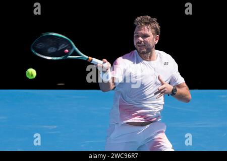 Melbourne, Australien. Januar 2024. STAN WAWRINKA aus der Schweiz im Kampf gegen den 20. Seed ADRIAN MANNARINO aus Frankreich in der KIA Arena in einem Spiel der 1. Runde der Männer-Singles am 2. Tag der Australian Open 2024 in Melbourne, Australien. Sydney Low/Cal Sport Media/Alamy Live News Stockfoto