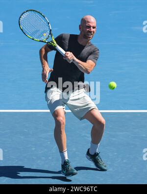 Melbourne, Australien. Januar 2024. Der 20. Seed ADRIAN MANNARINO aus Frankreich im Kampf gegen STAN WAWRINKA aus der Schweiz in der KIA Arena in einem Spiel der 1. Runde der Männer-Singles am 2. Tag der Australian Open 2024 in Melbourne, Australien. Sydney Low/Cal Sport Media/Alamy Live News Stockfoto