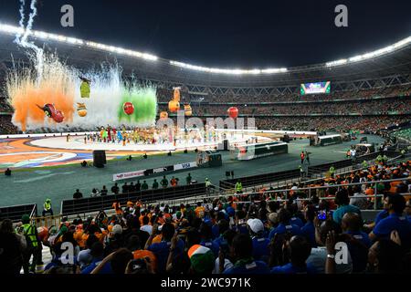 Abidjan, Elfenbeinküste. Januar 2024. Die Zuschauer beobachten die Eröffnungszeremonie des Afrika-Cup der Nationen 2023 (AFCON) in Abidjan, Elfenbeinküste, am 13. Januar 2024. Quelle: Han Xu/Xinhua/Alamy Live News Stockfoto