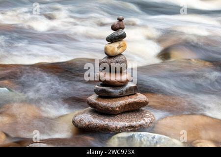 Im Winter stapelten sich ausgeglichene Steine im Findhorn. Morayshire, Schottland Stockfoto