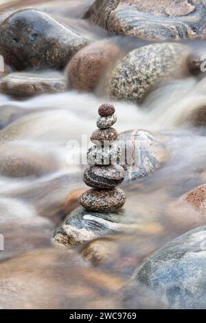 Im Winter stapelten sich ausgeglichene Steine im Findhorn. Morayshire, Schottland Stockfoto