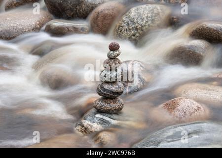 Im Winter stapelten sich ausgeglichene Steine im Findhorn. Morayshire, Schottland Stockfoto