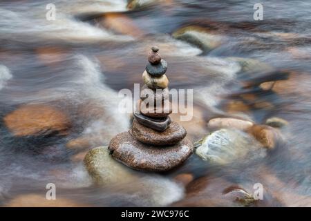 Im Winter stapelten sich ausgeglichene Steine im Findhorn. Morayshire, Schottland Stockfoto