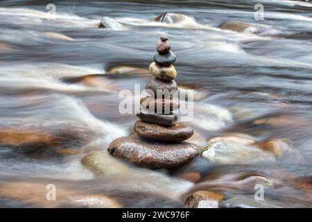 Im Winter stapelten sich ausgeglichene Steine im Findhorn. Morayshire, Schottland Stockfoto