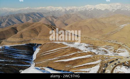 Schneebedeckte Berge und Dörfer des Iran Stockfoto