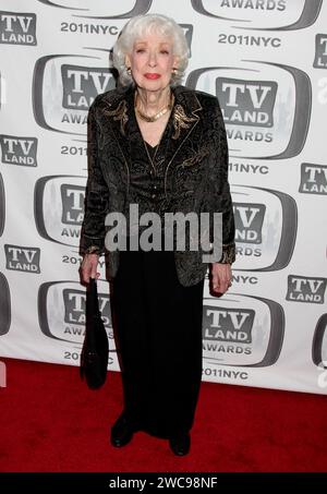 New York, USA. Januar 2024. Die legendäre „Honeymooners“-Schauspielerin Joyce Randolph, 99 Jahre alt, starb an natürlichen Ursachen am 13. Januar 2024 in ihrem Haus in Manhattan, New York.-------------------------------------------------------------------- Joyce Randolph 9. Jährliche TV Land Awards. Am 10. April 2011 im Javits Center. © Steven Bergman Credit: AFF/Alamy Live News Stockfoto