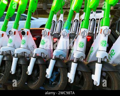 Kalk-Elektroroller auf einem LKW gestapelt Stockfoto