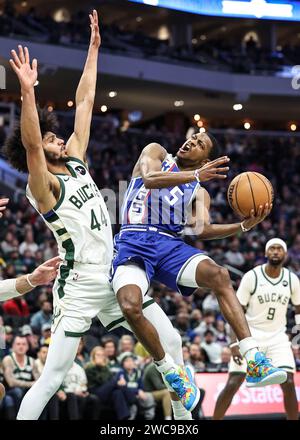 Milwaukee, USA. Januar 2024. Der Garde de'Aaron Fox (R) der Sacramento Kings geht in den Korb gegen den Wachmann Andre Jackson Jr. von Milwaukee Bucks (L) während des regulären NBA-Saisonspiels in Milwaukee, USA, 14. Januar 2024. Quelle: Joel Lerner/Xinhua/Alamy Live News Stockfoto