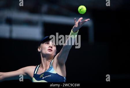 Melbourne, Australien. Januar 2024. Dayana Yastremska aus der Ukraine dient der tschechischen Marketa Vondrousova während des 1. Runde-Spiels der Frauen beim Australian Open Tennis-Turnier in Melbourne, Australien, am 15. Januar 2024. Quelle: Hu Jingchen/Xinhua/Alamy Live News Stockfoto