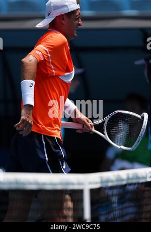 Melbourne, Australien. Januar 2024. Terence Atmane aus Frankreich zieht sich aus dem 1. Runde Spiel der Männer gegen Daniil Medwedew aus Russland beim Australian Open Tennis Turnier in Melbourne, Australien, am 15. Januar 2024 zurück. Quelle: Ma Ping/Xinhua/Alamy Live News Stockfoto