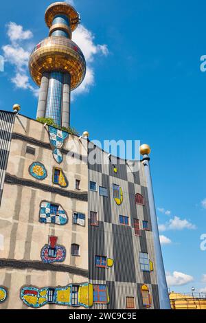 Mehrfarben-Spitelau-Verbrennungsofen und -Turm im Wiener Stadtzentrum. Österreich Stockfoto