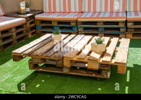 Set mit Gartenmöbeln aus Holz-Lagerpaletten, die hausgemacht werden Stockfoto