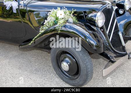 Bordeaux , Frankreich - 01 12 2024 : citroen Traction Avant Oldtimer Markenzeichen und Logo Chevron Streifen mit Hochzeitsblumenstrauß dez Stockfoto