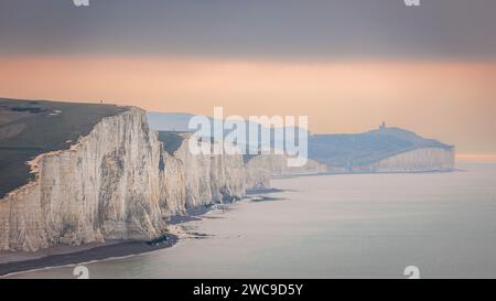 Dramatische Klippe der Seven Sisters zwischen Cuckmere Haven und Birling Gap an der Ostküste von Sussex im Südosten Englands Stockfoto