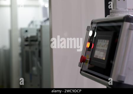 Moderne, industrielle, hängende Touchscreen-Bedienkonsole. Selektiver Fokus. Stockfoto